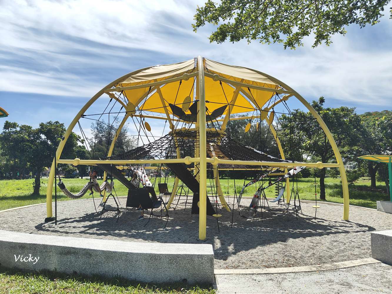 台南親子特色公園｜東區 陽光公園：小而美的攀爬遊戲天堂！