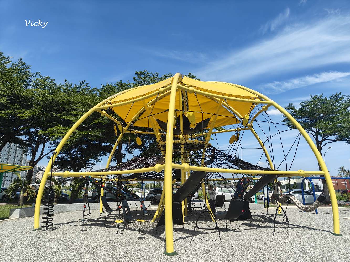 台南親子特色公園｜東區 陽光公園：小而美的攀爬遊戲天堂！