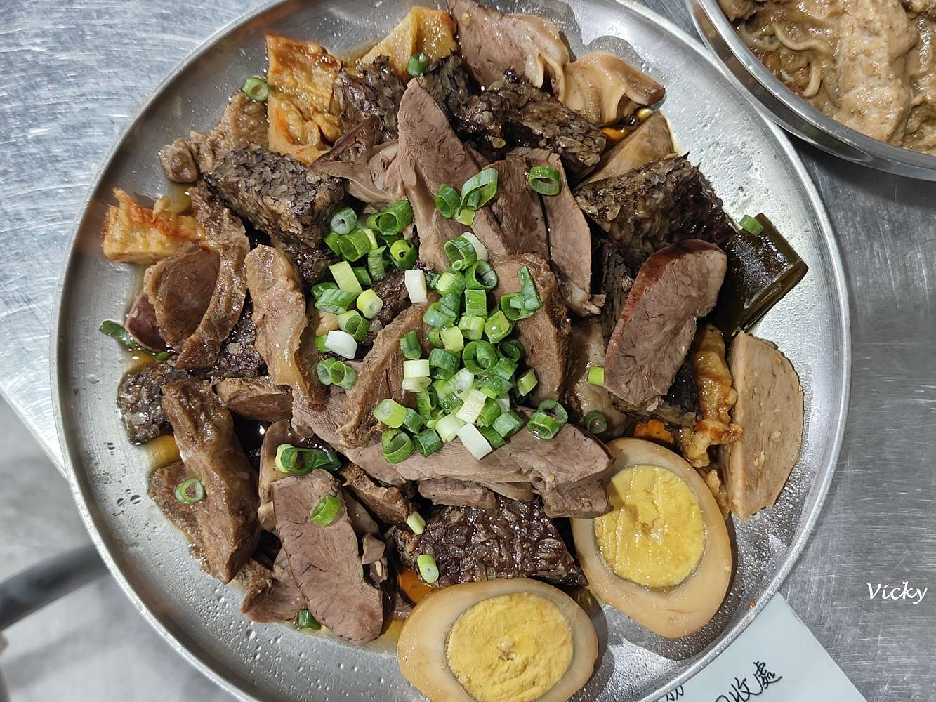 台南府前路美食推薦｜阿龍意麵：70年老字號人氣麵店，麻醬麵、滷味大碗滿足！