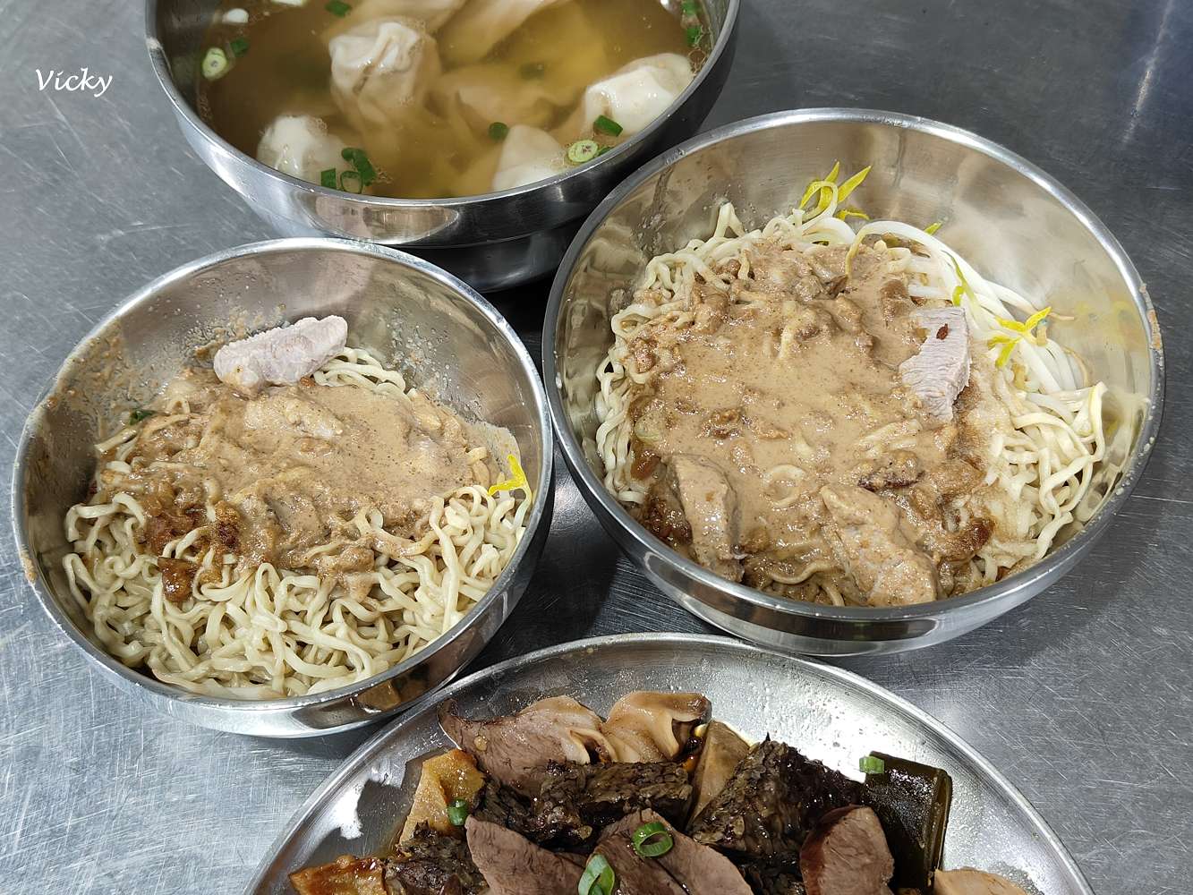台南府前路美食推薦｜阿龍意麵：70年老字號人氣麵店，麻醬麵、滷味大碗滿足！