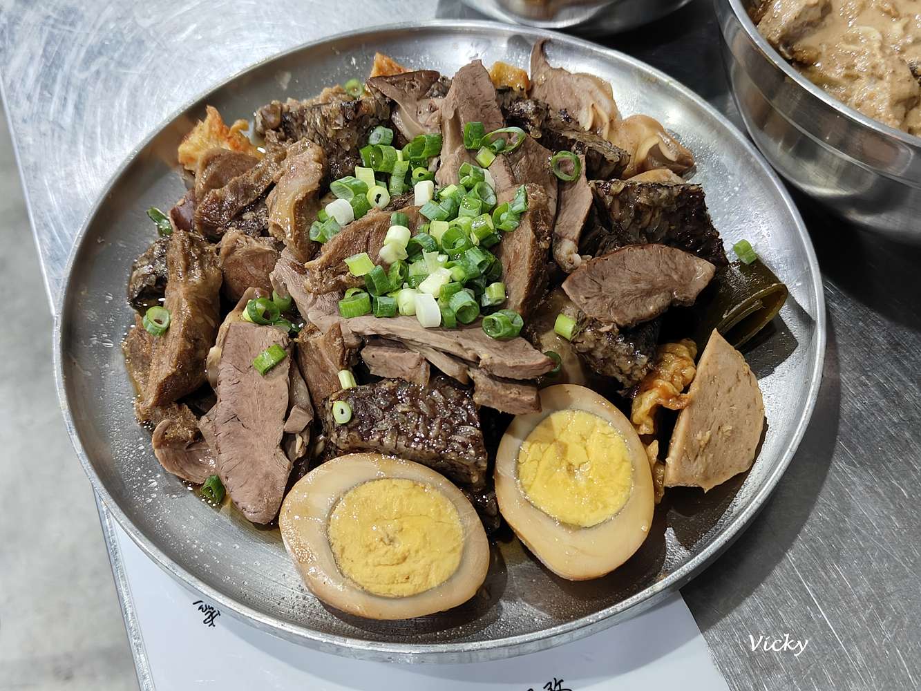 台南府前路美食推薦｜阿龍意麵：70年老字號人氣麵店，麻醬麵、滷味大碗滿足！