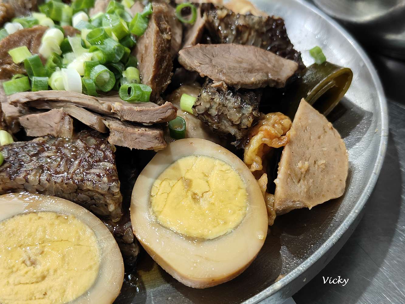網站近期文章：台南府前路美食推薦｜阿龍意麵：70年老字號人氣麵店，麻醬麵、滷味大碗滿足！