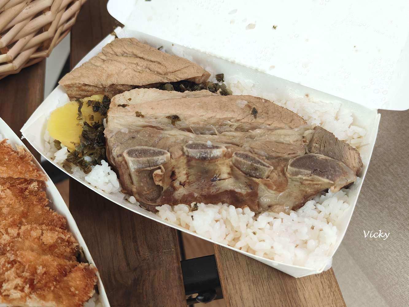 台南中西區美食推薦｜上富小吃店：100元有找的排骨飯、炸肉飯，人氣強強滾！附菜單