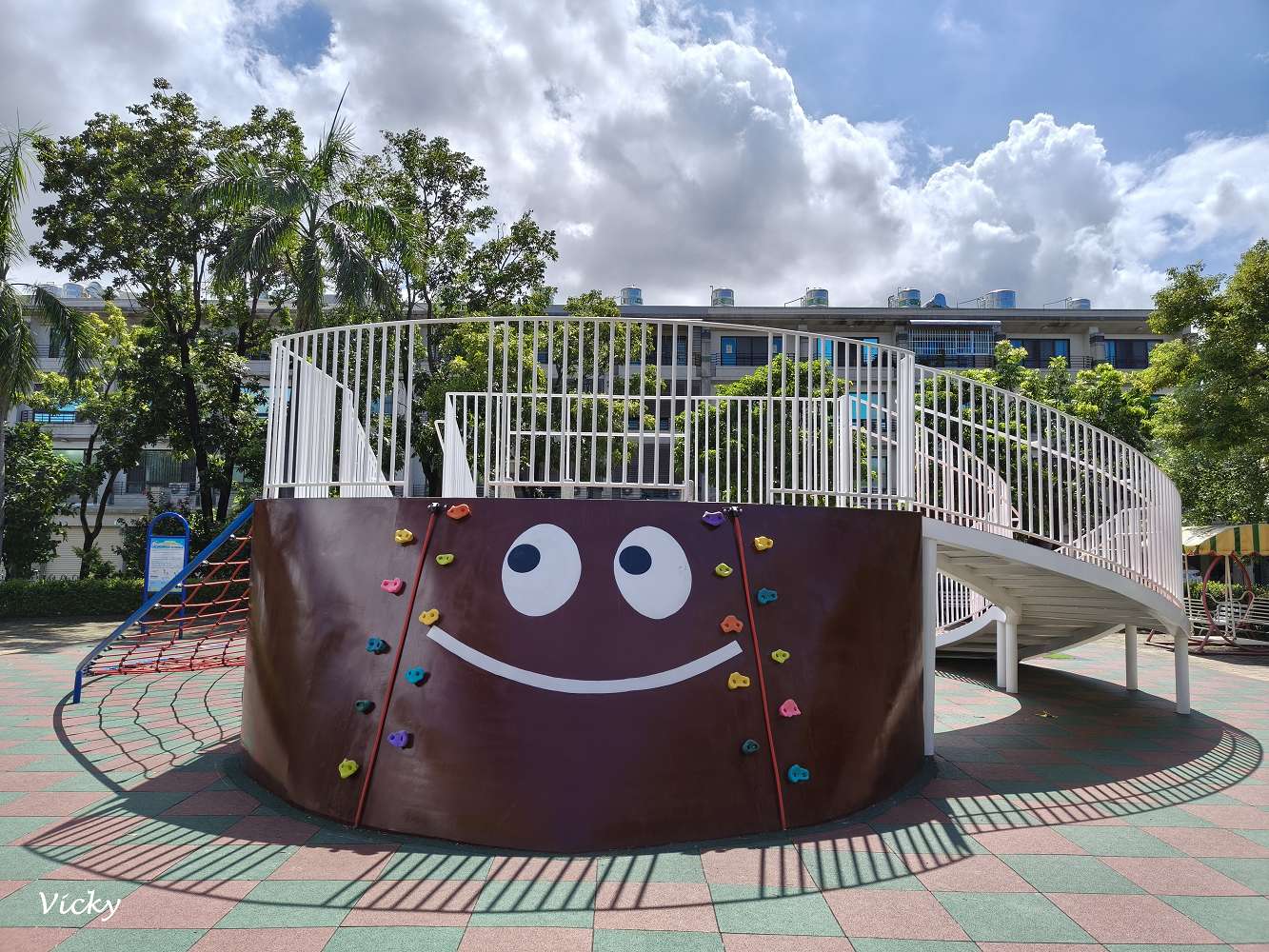 台南特色公園︱仁德 仁中公園：小巧溫馨的社區綠地，還有一座大笑臉溜滑梯