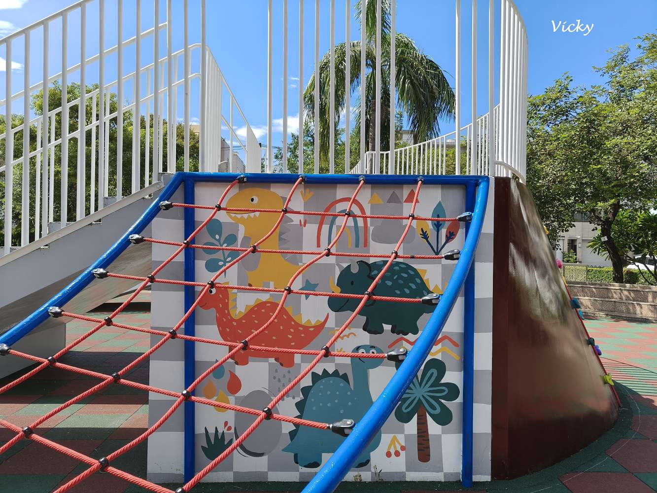 台南特色公園︱仁德 仁中公園：小巧溫馨的社區綠地，還有一座大笑臉溜滑梯