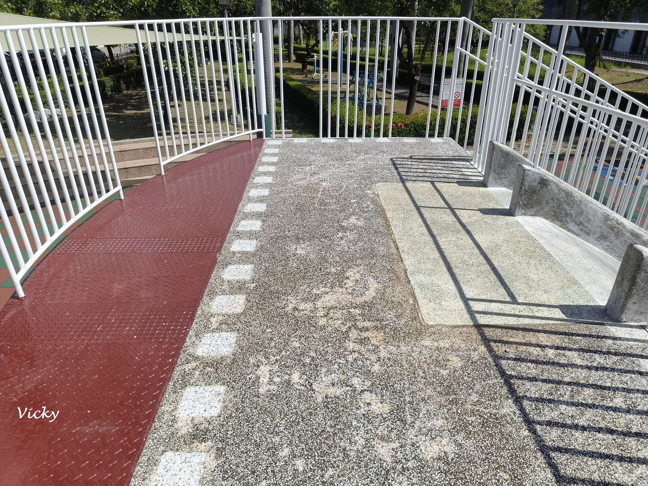 台南特色公園︱仁德 仁中公園：小巧溫馨的社區綠地，還有一座大笑臉溜滑梯