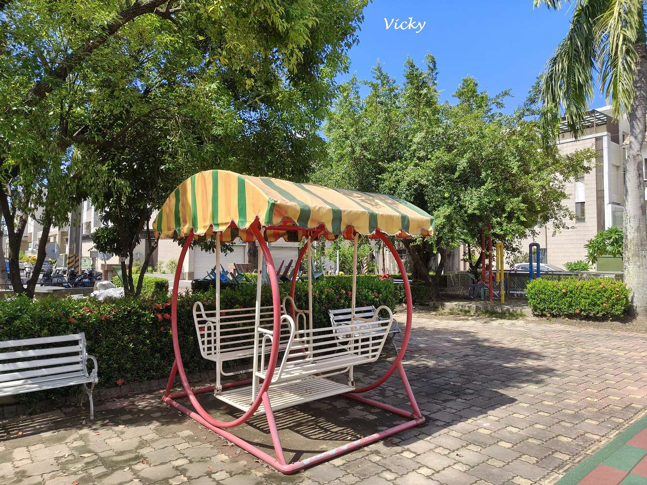 台南特色公園︱仁德 仁中公園：小巧溫馨的社區綠地，還有一座大笑臉溜滑梯