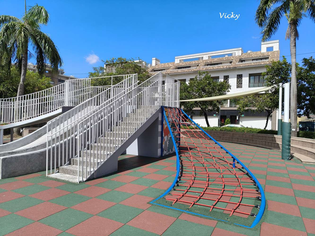 台南特色公園︱仁德 仁中公園：小巧溫馨的社區綠地，還有一座大笑臉溜滑梯
