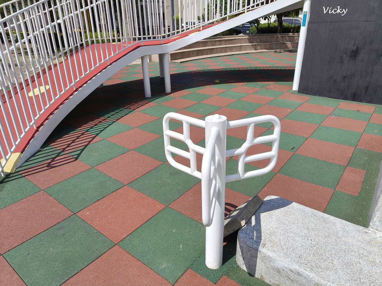 台南特色公園︱仁德 仁中公園：小巧溫馨的社區綠地，還有一座大笑臉溜滑梯
