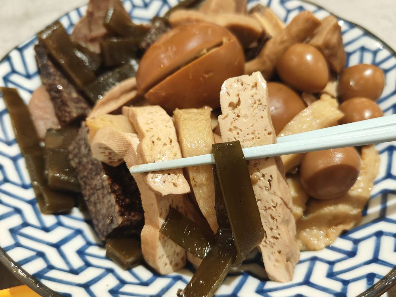 台南東區麵店推薦︱李麵作 汕頭麵．滷味：乾淨又平價、有冷氣吹的銅板美食！滷味、小菜選擇多，水餃、麵食都不踩雷！