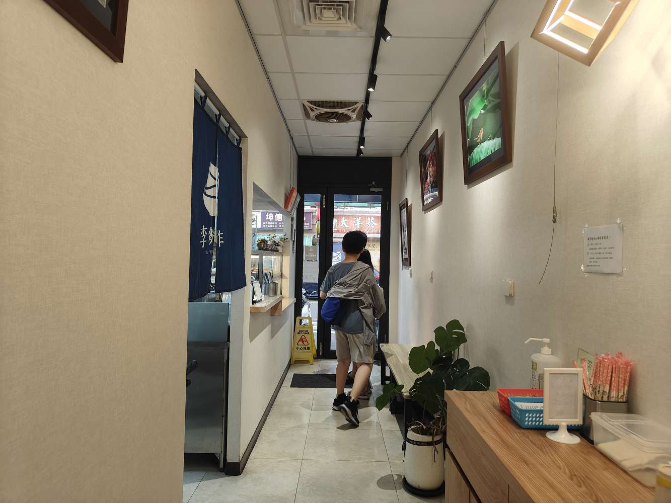 台南東區麵店推薦︱李麵作 汕頭麵．滷味：乾淨又平價、有冷氣吹的銅板美食！滷味、小菜選擇多，水餃、麵食都不踩雷！