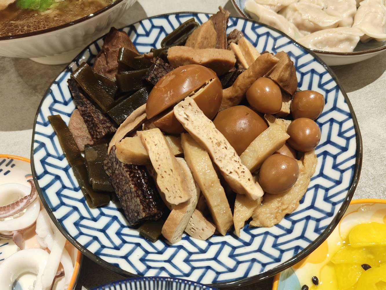 台南東區麵店推薦︱李麵作 汕頭麵．滷味：乾淨又平價、有冷氣吹的銅板美食！滷味、小菜選擇多，水餃、麵食都不踩雷！
