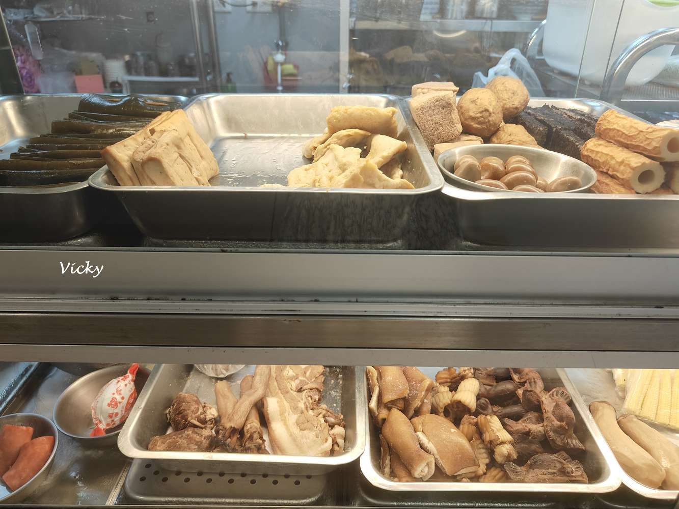 台南東區麵店推薦︱李麵作 汕頭麵．滷味：乾淨又平價、有冷氣吹的銅板美食！滷味、小菜選擇多，水餃、麵食都不踩雷！