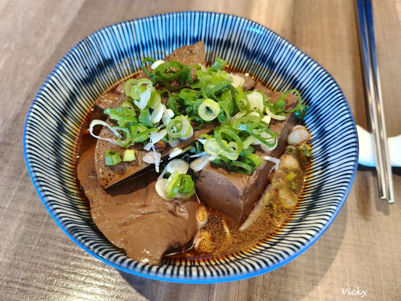 台南安平區美食｜上綋園牛肉麵御膳房 安平總店：紅燒牛肉麵、清燉牛肉麵，大片厚切牛肉入口即化，還有川味鴨血超入味！附菜單