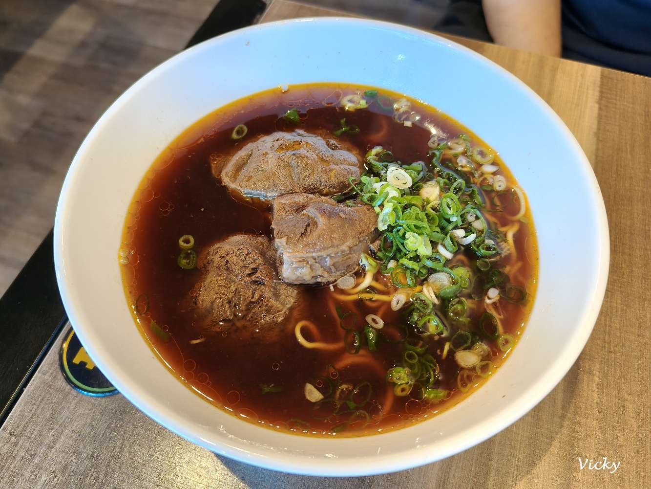 台南安平區美食｜上綋園牛肉麵御膳房 安平總店：紅燒牛肉麵、清燉牛肉麵，大片厚切牛肉入口即化，還有川味鴨血超入味！附菜單