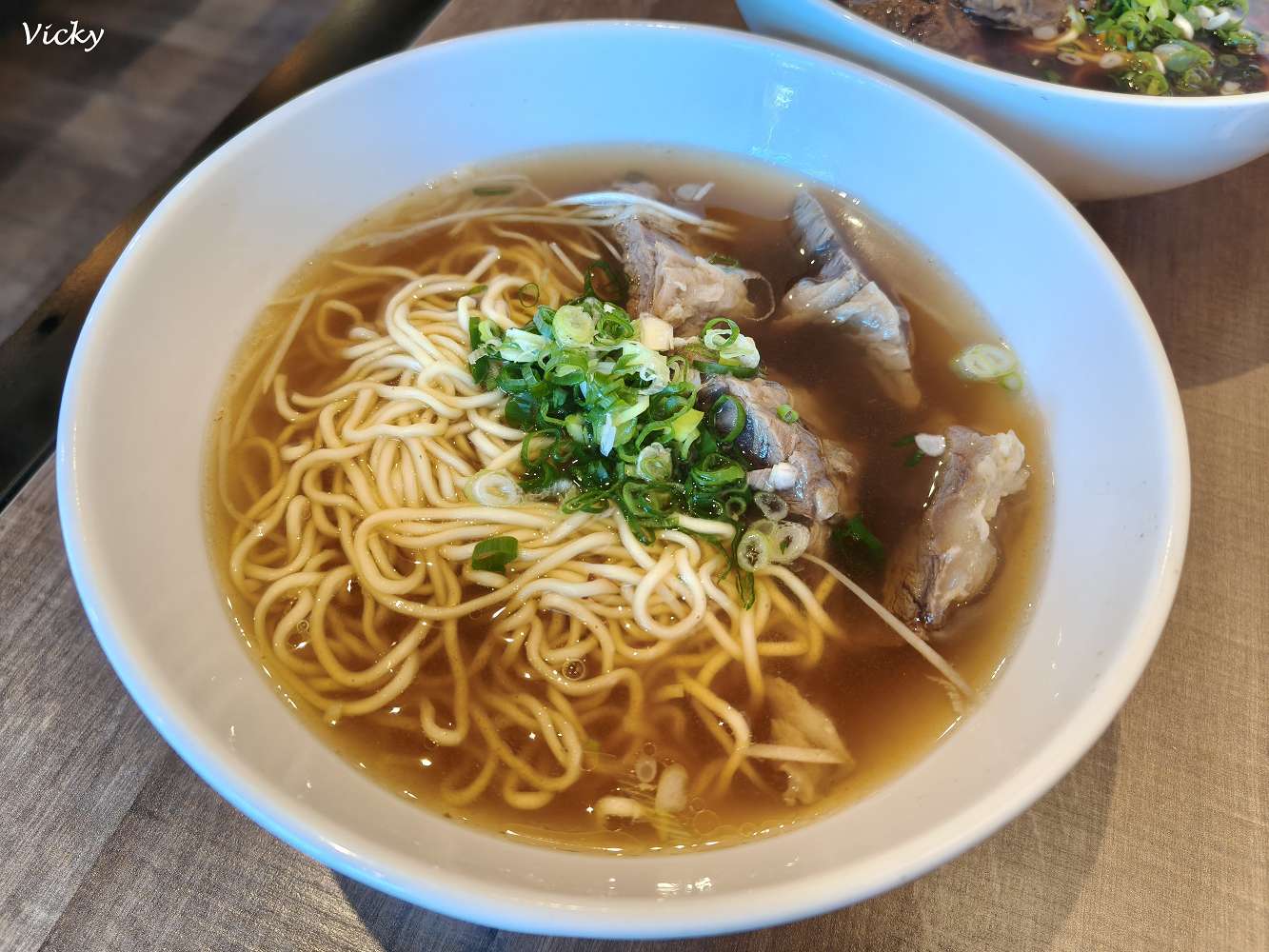 台南安平區美食｜上綋園牛肉麵御膳房 安平總店：紅燒牛肉麵、清燉牛肉麵，大片厚切牛肉入口即化，還有川味鴨血超入味！附菜單
