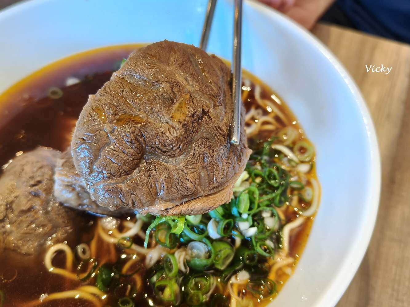 台南安平區美食｜上綋園牛肉麵御膳房 安平總店：紅燒牛肉麵、清燉牛肉麵，大片厚切牛肉入口即化，還有川味鴨血超入味！附菜單