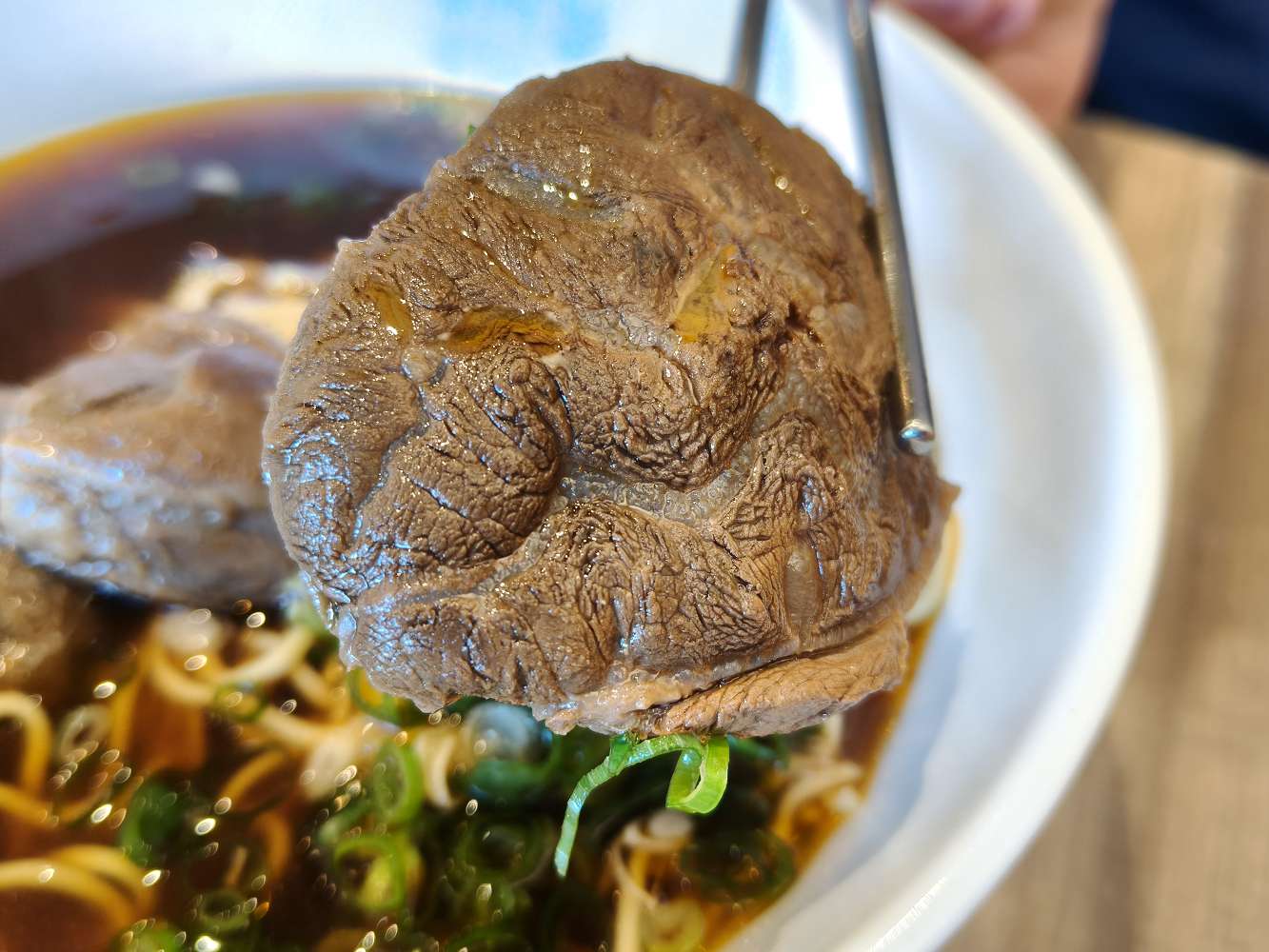 網站近期文章：台南安平區美食｜上綋園牛肉麵御膳房 安平總店：紅燒牛肉麵、清燉牛肉麵，大片厚切牛肉入口即化，還有川味鴨血超入味！附菜單