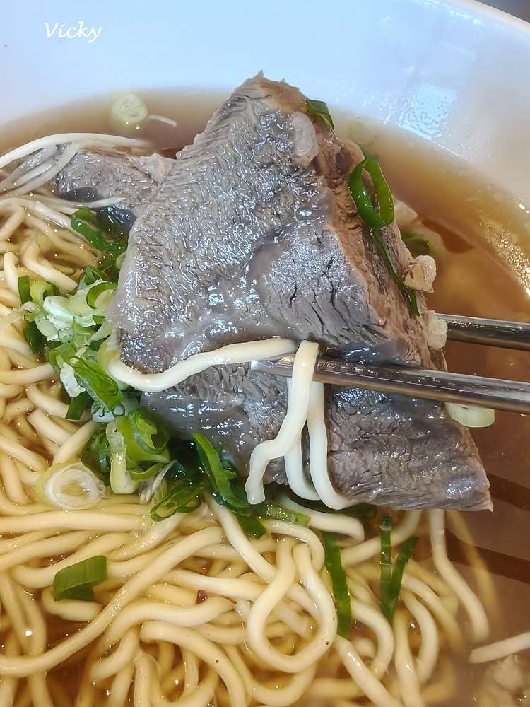 台南安平區美食｜上綋園牛肉麵御膳房 安平總店：紅燒牛肉麵、清燉牛肉麵，大片厚切牛肉入口即化，還有川味鴨血超入味！附菜單
