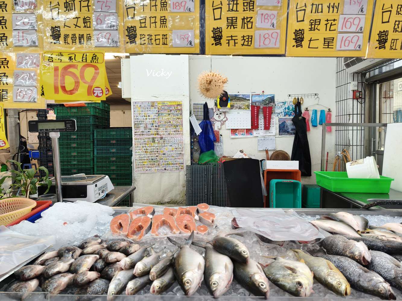 台南超市︱台南買菜︱北海道生鮮超市 仁德店：多語標示、生猛海鮮、10元豆腐！台南在地超市國際化