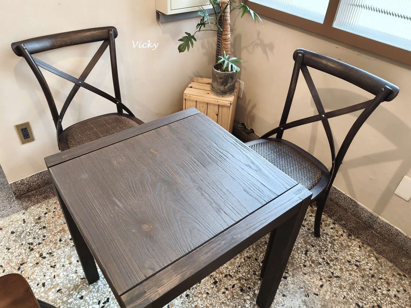 台南咖啡廳｜潺潺咖啡：巷弄裡的文青秘境，紅烏龍巴斯克與奶茶的完美午後時光（附最新菜單）