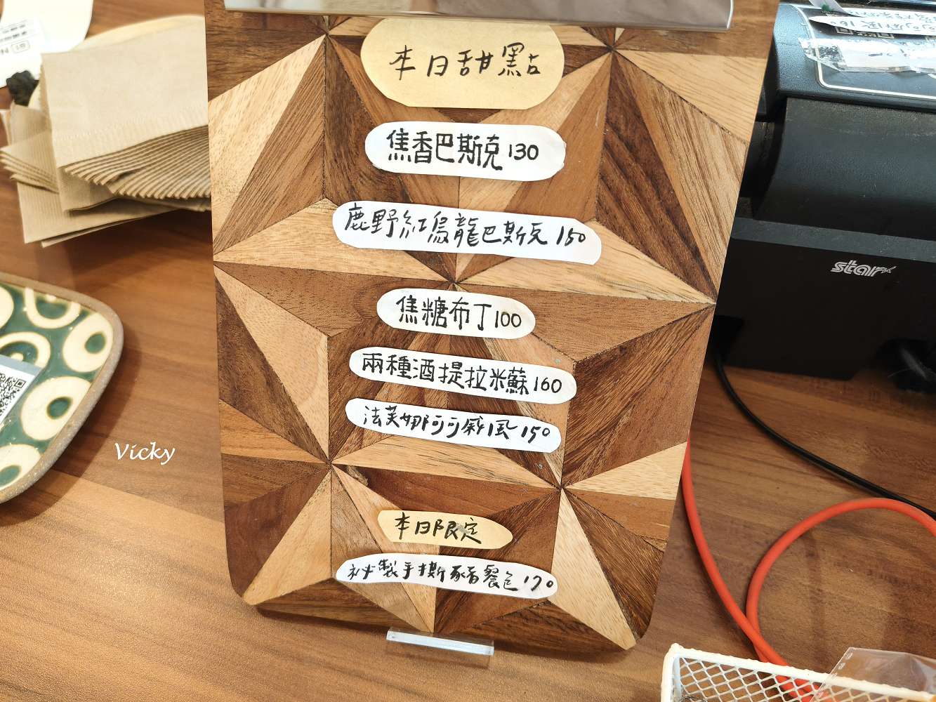 台南咖啡廳｜潺潺咖啡：巷弄裡的文青秘境，紅烏龍巴斯克與奶茶的完美午後時光（附最新菜單）