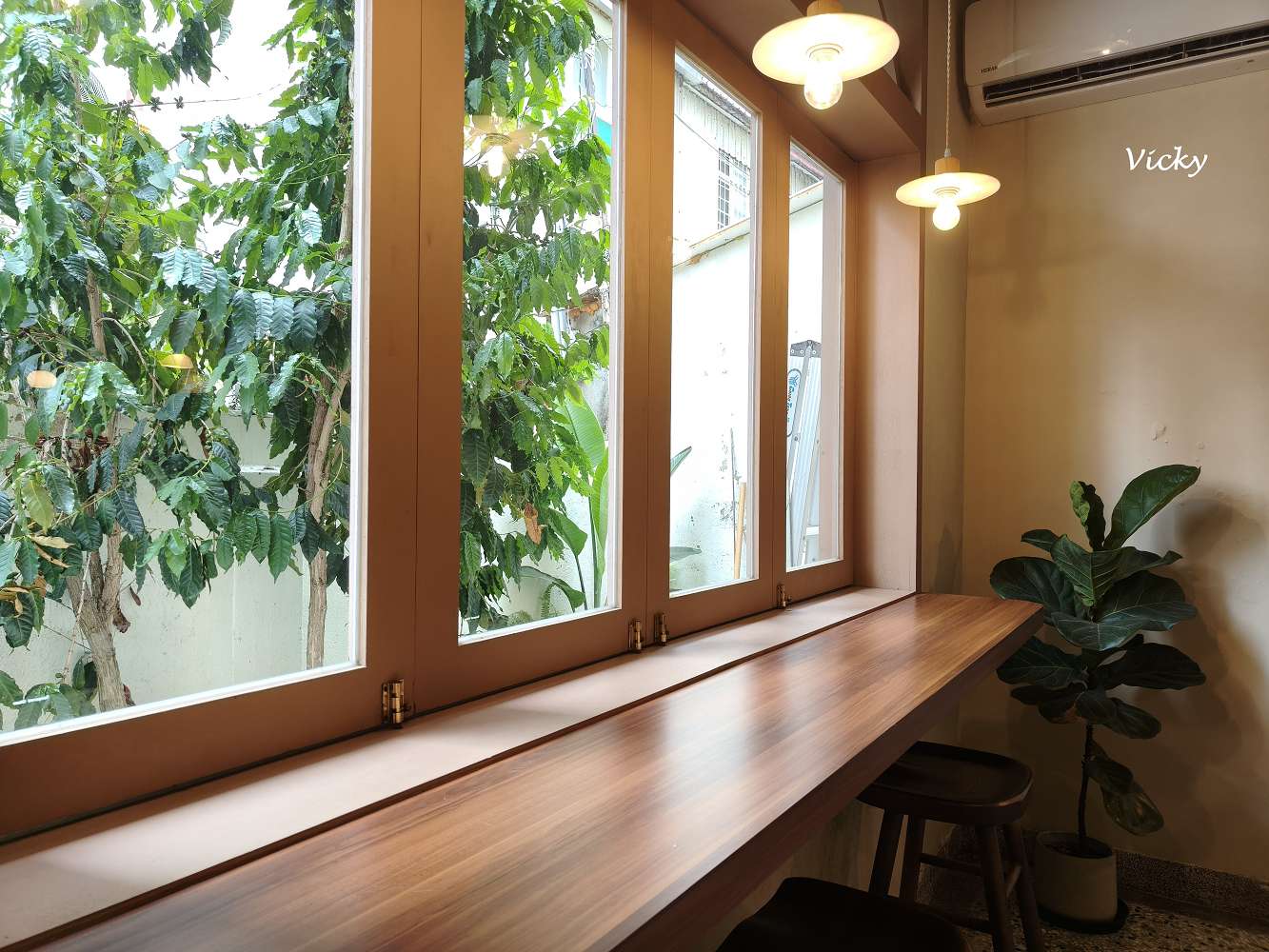 台南咖啡廳｜潺潺咖啡：巷弄裡的文青秘境，紅烏龍巴斯克與奶茶的完美午後時光（附最新菜單）