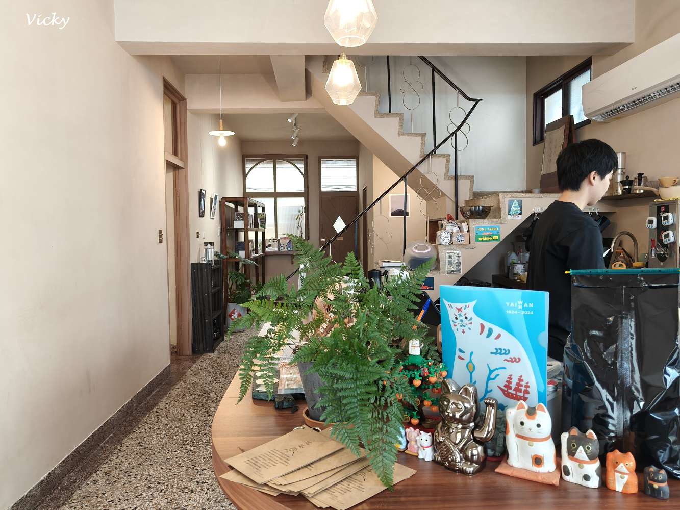 台南咖啡廳｜潺潺咖啡：巷弄裡的文青秘境，紅烏龍巴斯克與奶茶的完美午後時光（附最新菜單）