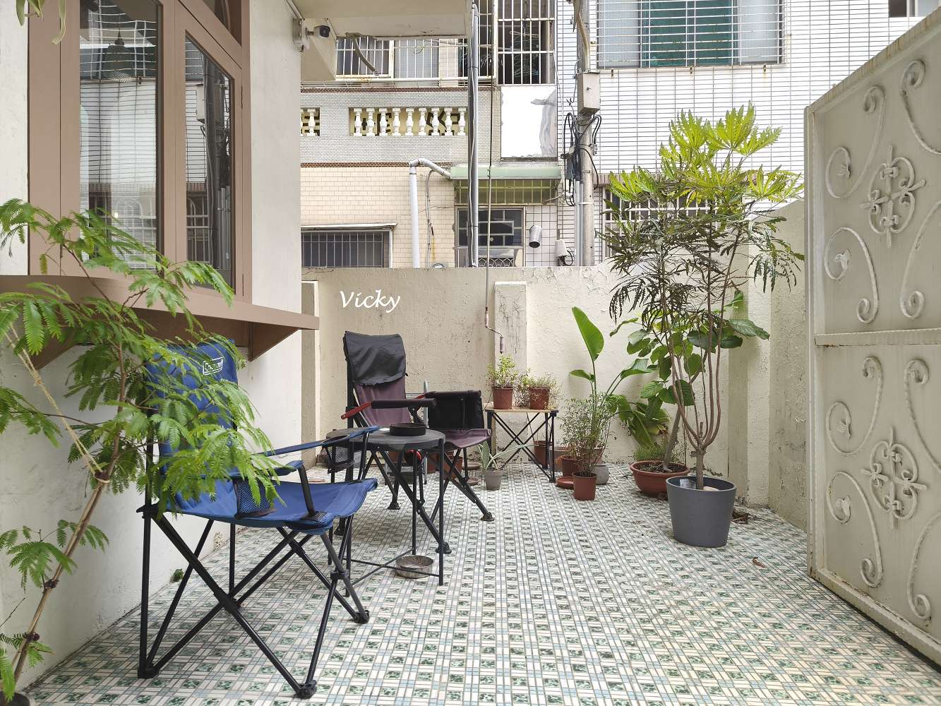 台南咖啡廳｜潺潺咖啡：巷弄裡的文青秘境，紅烏龍巴斯克與奶茶的完美午後時光（附最新菜單）