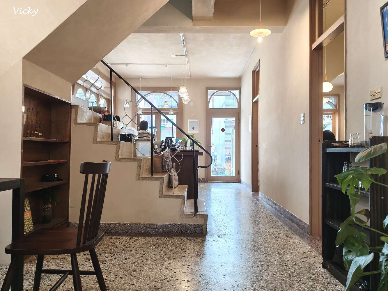 台南咖啡廳｜潺潺咖啡：巷弄裡的文青秘境，紅烏龍巴斯克與奶茶的完美午後時光（附最新菜單）