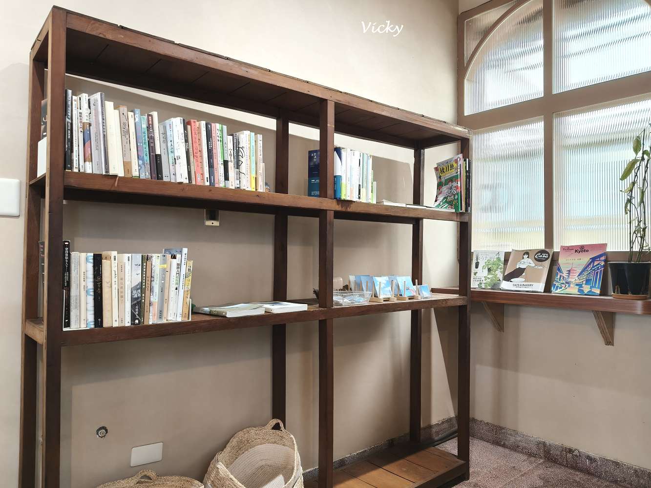 台南咖啡廳｜潺潺咖啡：巷弄裡的文青秘境，紅烏龍巴斯克與奶茶的完美午後時光（附最新菜單）