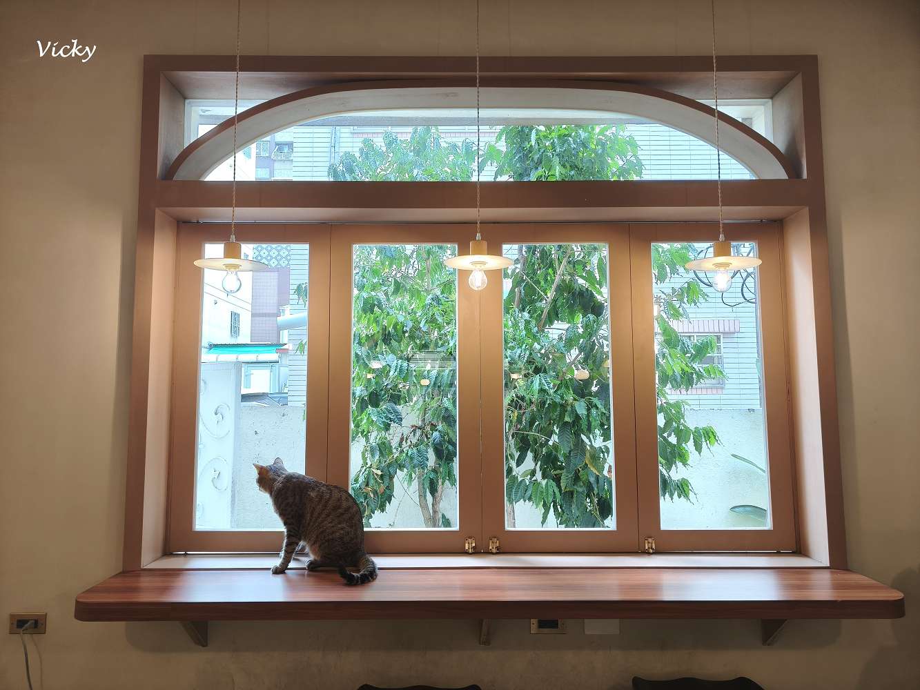 台南咖啡廳｜潺潺咖啡：巷弄裡的文青秘境，紅烏龍巴斯克與奶茶的完美午後時光（附最新菜單）