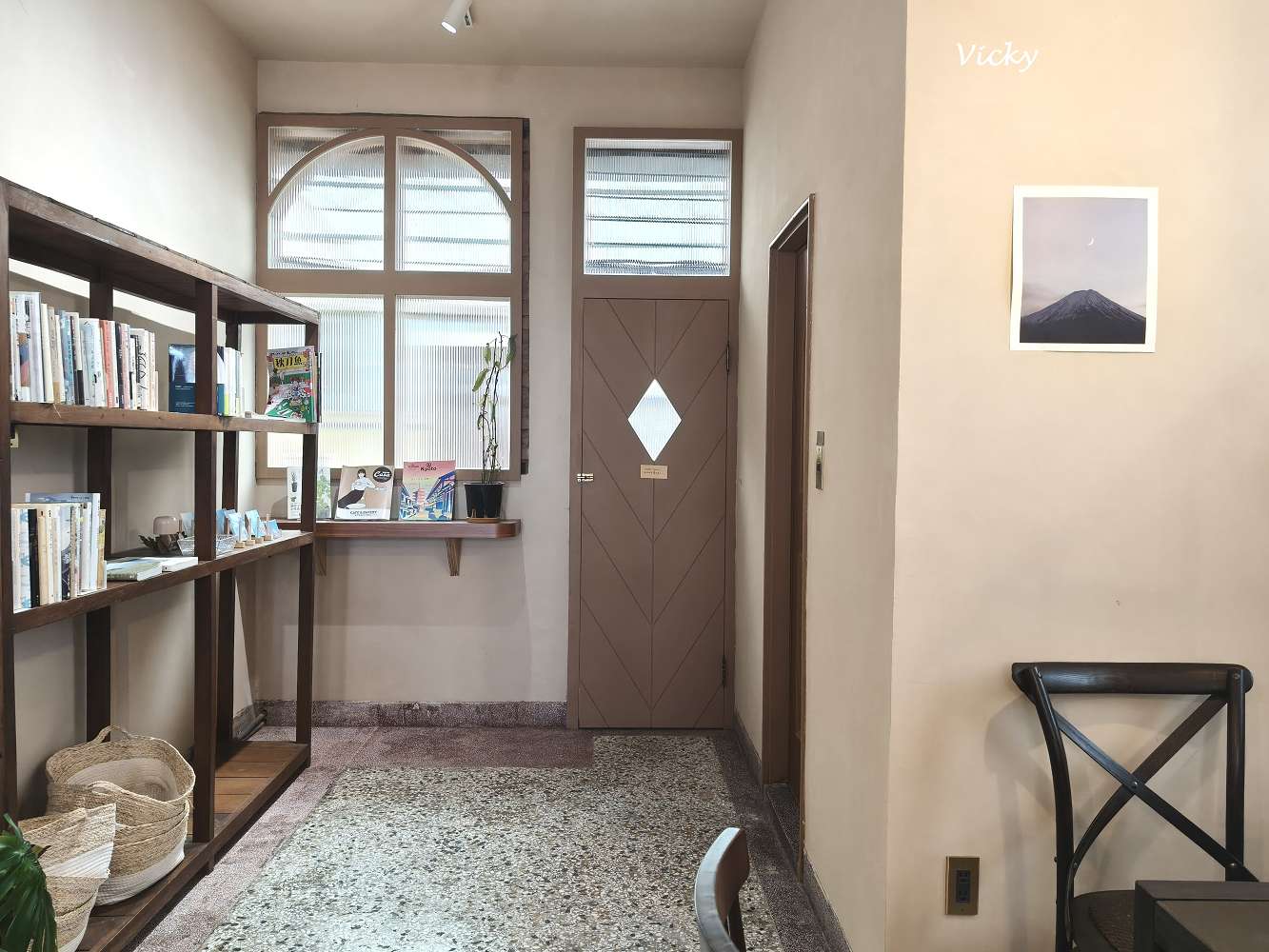 台南咖啡廳｜潺潺咖啡：巷弄裡的文青秘境，紅烏龍巴斯克與奶茶的完美午後時光（附最新菜單）