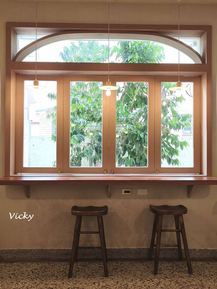 台南咖啡廳｜潺潺咖啡：巷弄裡的文青秘境，紅烏龍巴斯克與奶茶的完美午後時光（附最新菜單）