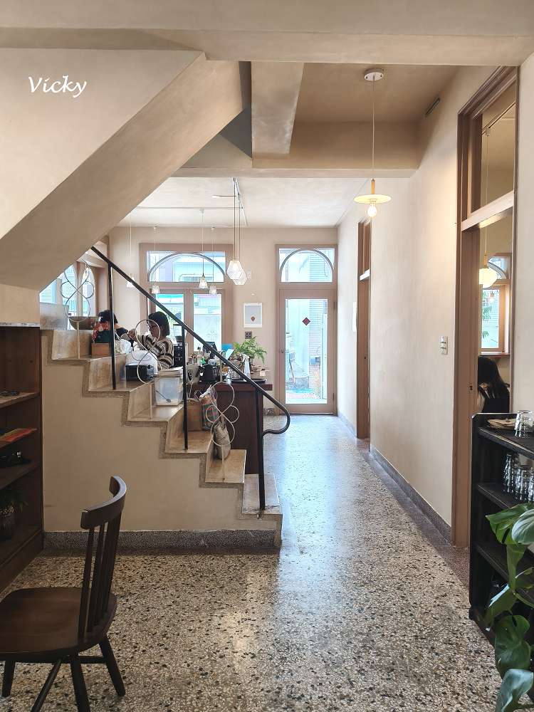 台南咖啡廳｜潺潺咖啡：巷弄裡的文青秘境，紅烏龍巴斯克與奶茶的完美午後時光（附最新菜單）