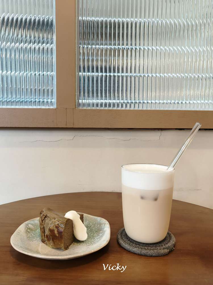 台南咖啡廳｜潺潺咖啡：巷弄裡的文青秘境，紅烏龍巴斯克與奶茶的完美午後時光（附最新菜單）