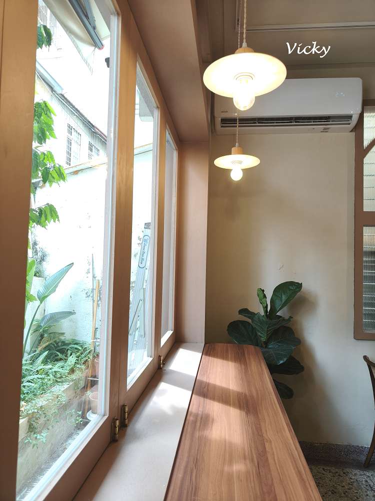 台南咖啡廳｜潺潺咖啡：巷弄裡的文青秘境，紅烏龍巴斯克與奶茶的完美午後時光（附最新菜單）