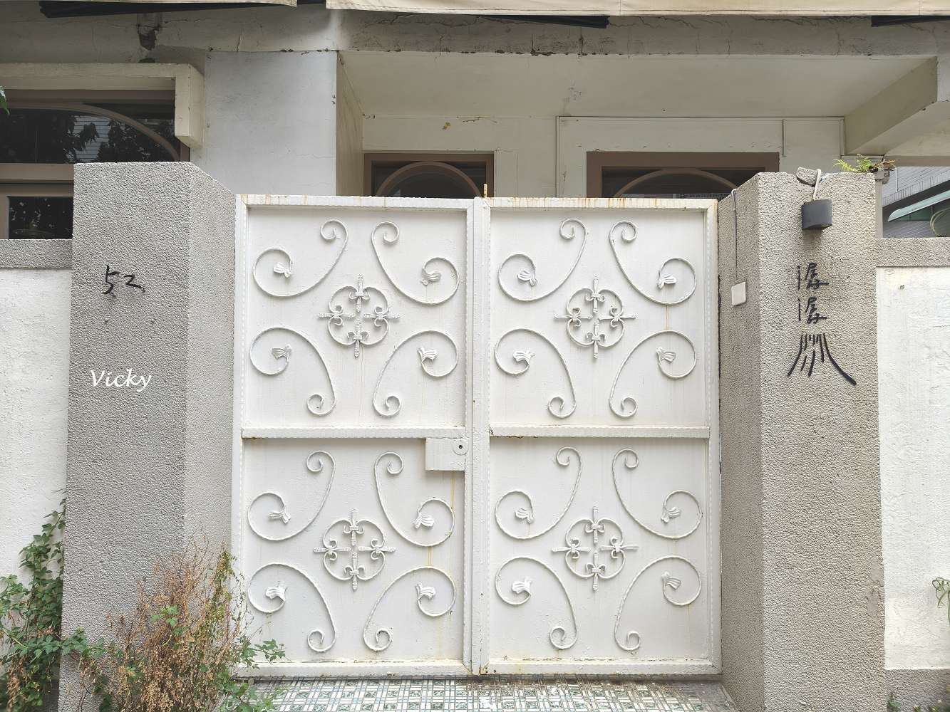 台南咖啡廳｜潺潺咖啡：巷弄裡的文青秘境，紅烏龍巴斯克與奶茶的完美午後時光（附最新菜單）