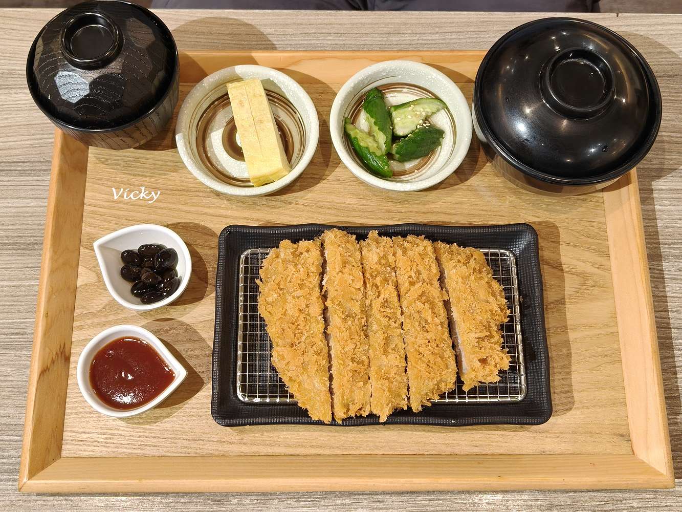 台南日本料理推薦｜橋北屋日本家庭料理 忠義店：平價定食只要200元出頭！主菜湯品小菜一次滿足，湯、飯、麥茶與高麗菜絲無限續