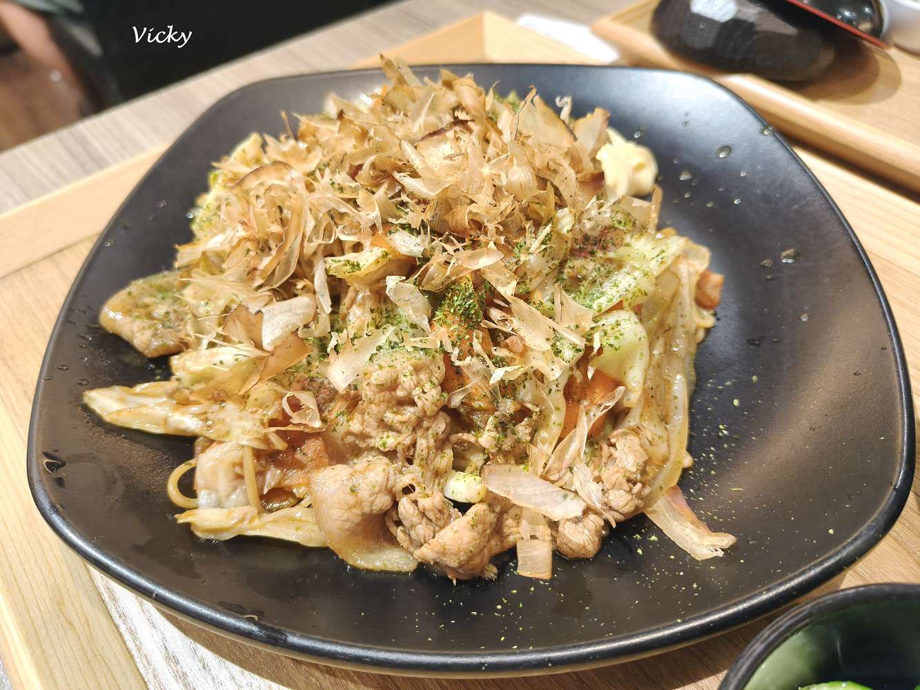 台南日本料理推薦｜橋北屋日本家庭料理 忠義店：平價定食只要200元出頭！主菜湯品小菜一次滿足，湯、飯、麥茶與高麗菜絲無限續