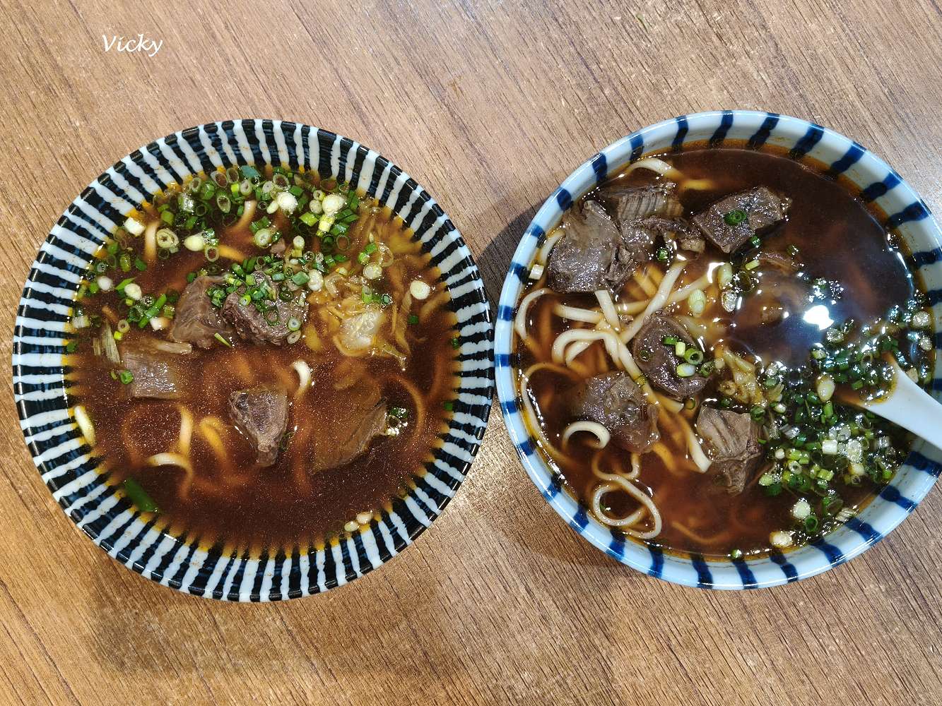 台南東區美食｜洪城牛肉麵 崇善店：人氣爆棚的冷氣牛肉麵店，牛肉軟嫩入味、份量實在，附菜單