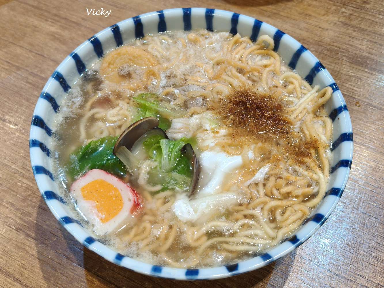 台南東區美食｜洪城牛肉麵 崇善店：人氣爆棚的冷氣牛肉麵店，牛肉軟嫩入味、份量實在，附菜單