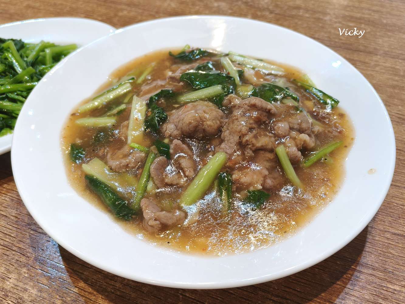 台南東區美食｜洪城牛肉麵 崇善店：人氣爆棚的冷氣牛肉麵店，牛肉軟嫩入味、份量實在，附菜單