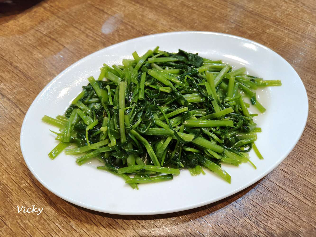 台南東區美食｜洪城牛肉麵 崇善店：人氣爆棚的冷氣牛肉麵店，牛肉軟嫩入味、份量實在，附菜單