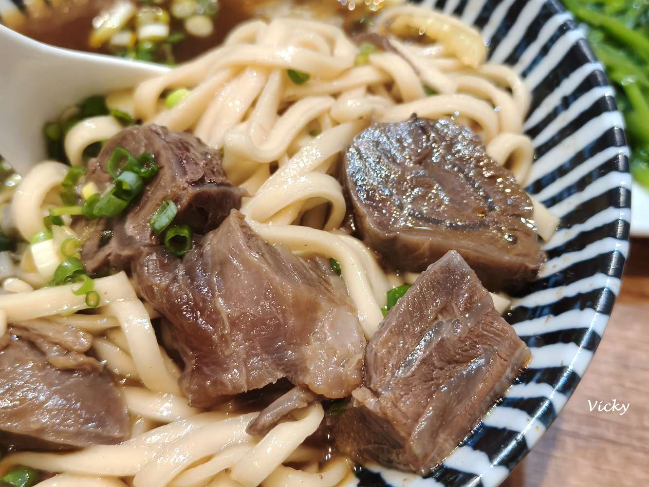 網站近期文章：台南東區美食｜洪城牛肉麵 崇善店：人氣爆棚的冷氣牛肉麵店，牛肉軟嫩入味、份量實在，附菜單