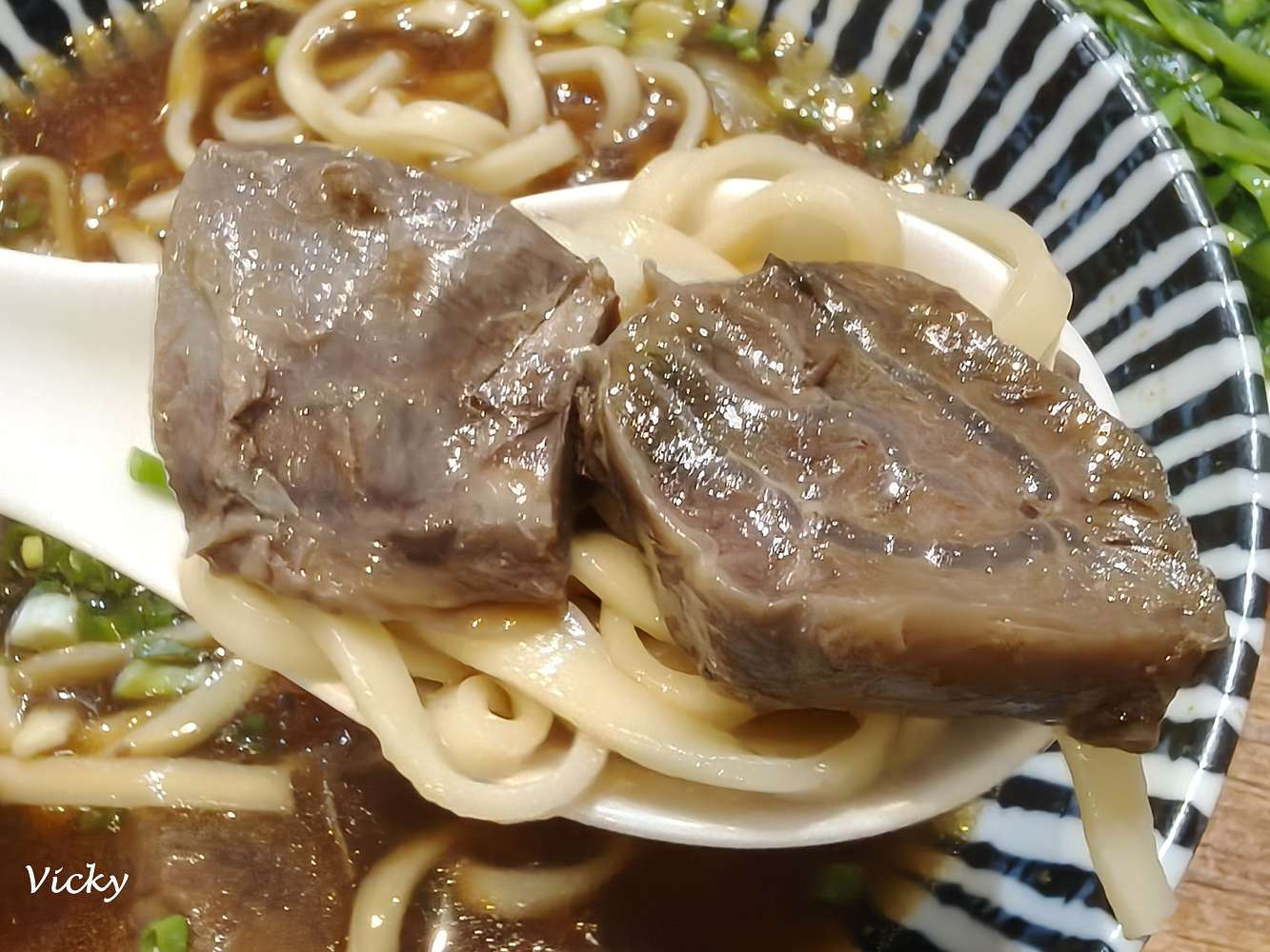 台南東區美食｜洪城牛肉麵 崇善店：人氣爆棚的冷氣牛肉麵店，牛肉軟嫩入味、份量實在，附菜單