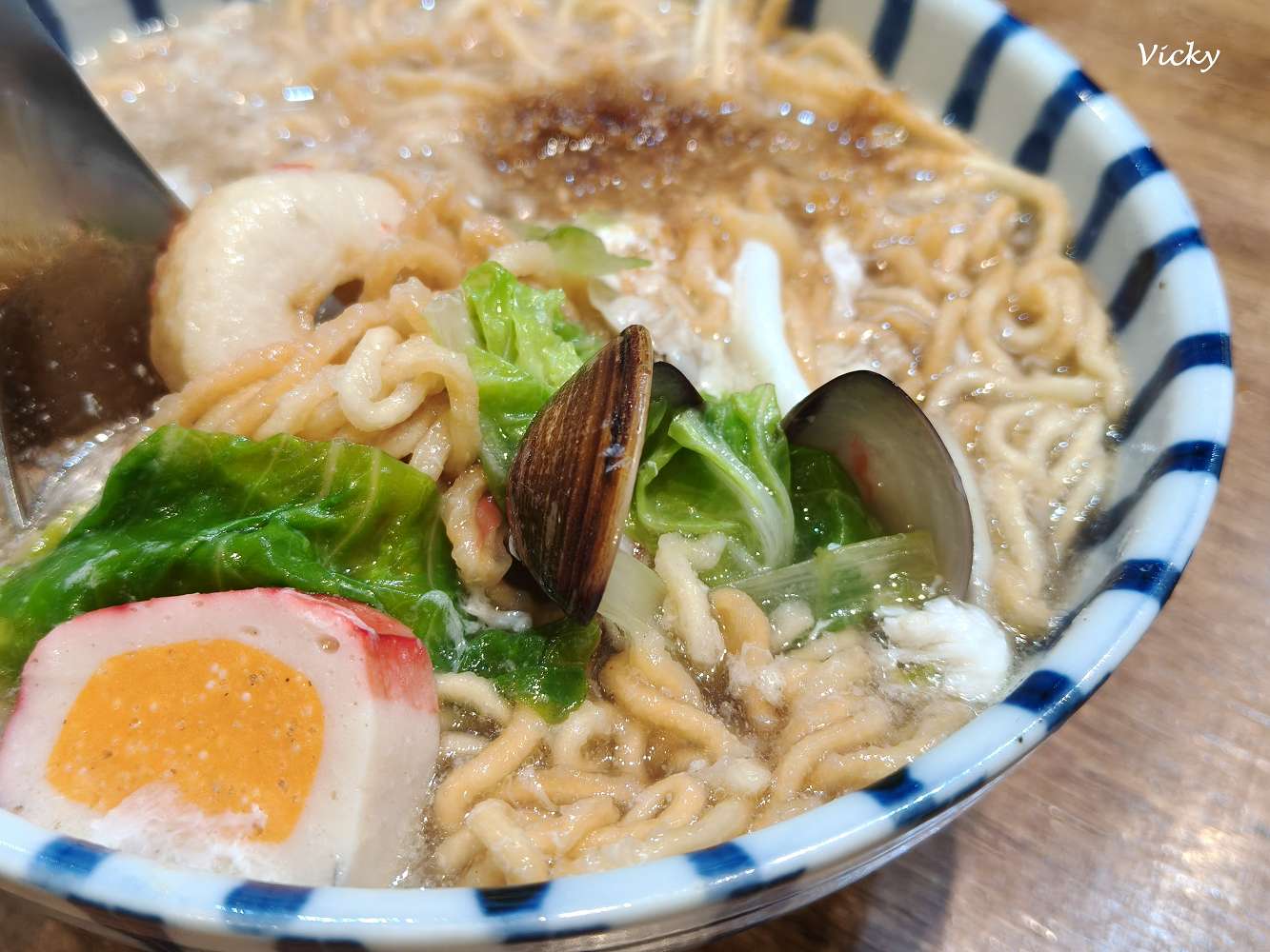 台南東區美食｜洪城牛肉麵 崇善店：人氣爆棚的冷氣牛肉麵店，牛肉軟嫩入味、份量實在，附菜單