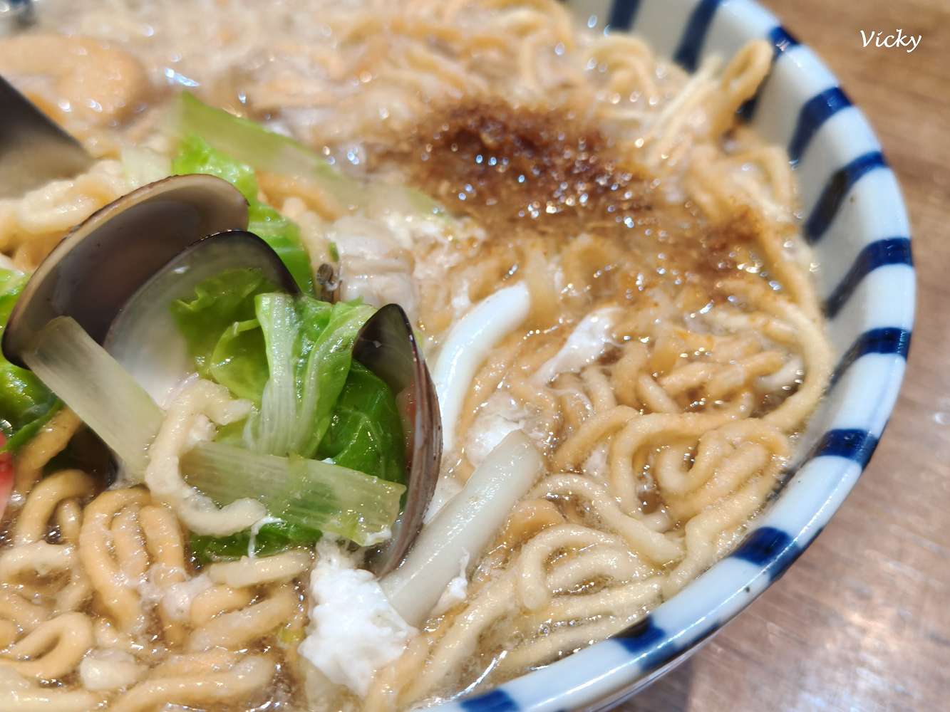 台南東區美食｜洪城牛肉麵 崇善店：人氣爆棚的冷氣牛肉麵店，牛肉軟嫩入味、份量實在，附菜單