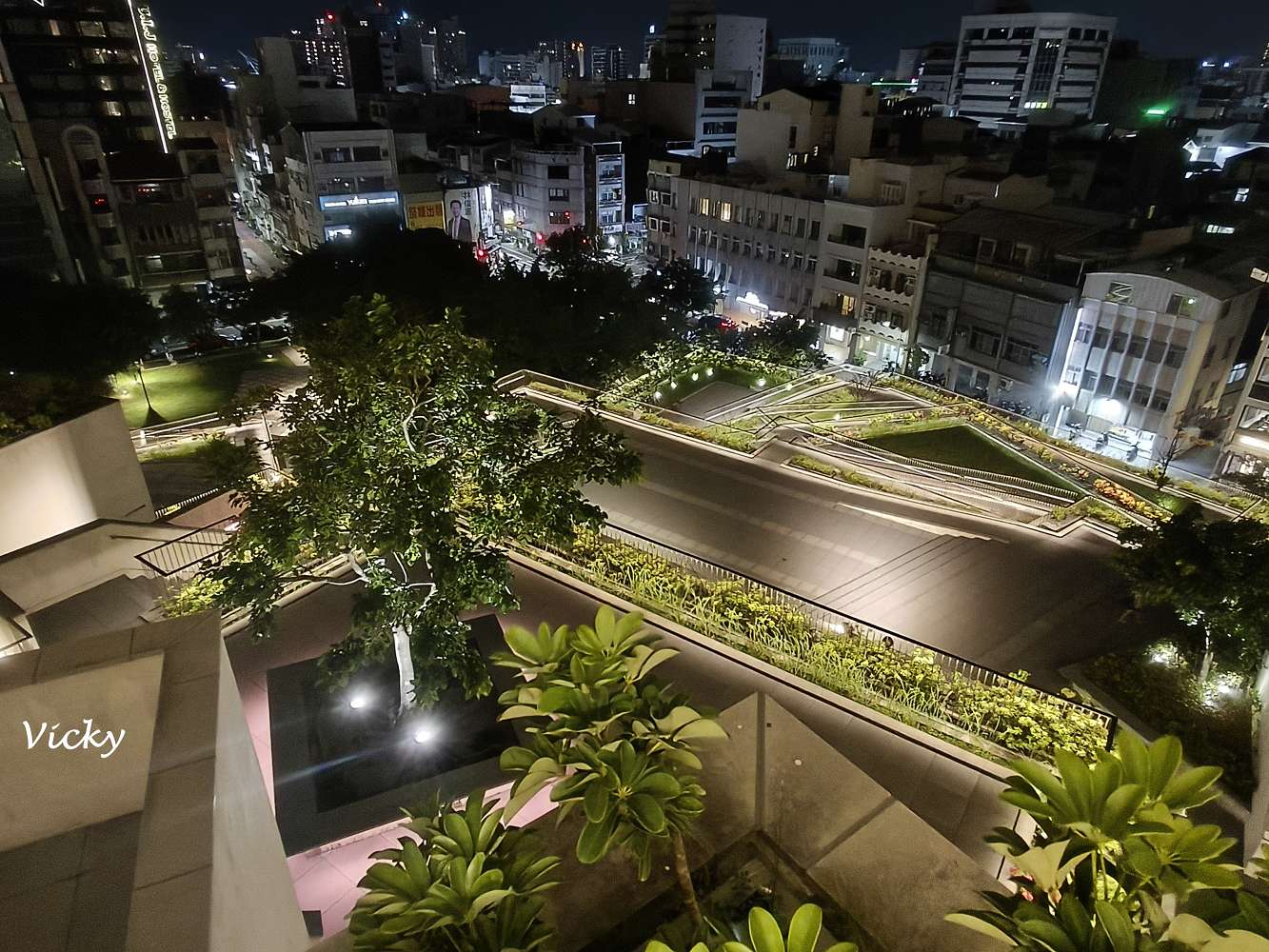 台南夜景推薦｜台南美術館2館夜景超浪漫！約會賞月、感受黑夜光影與微風