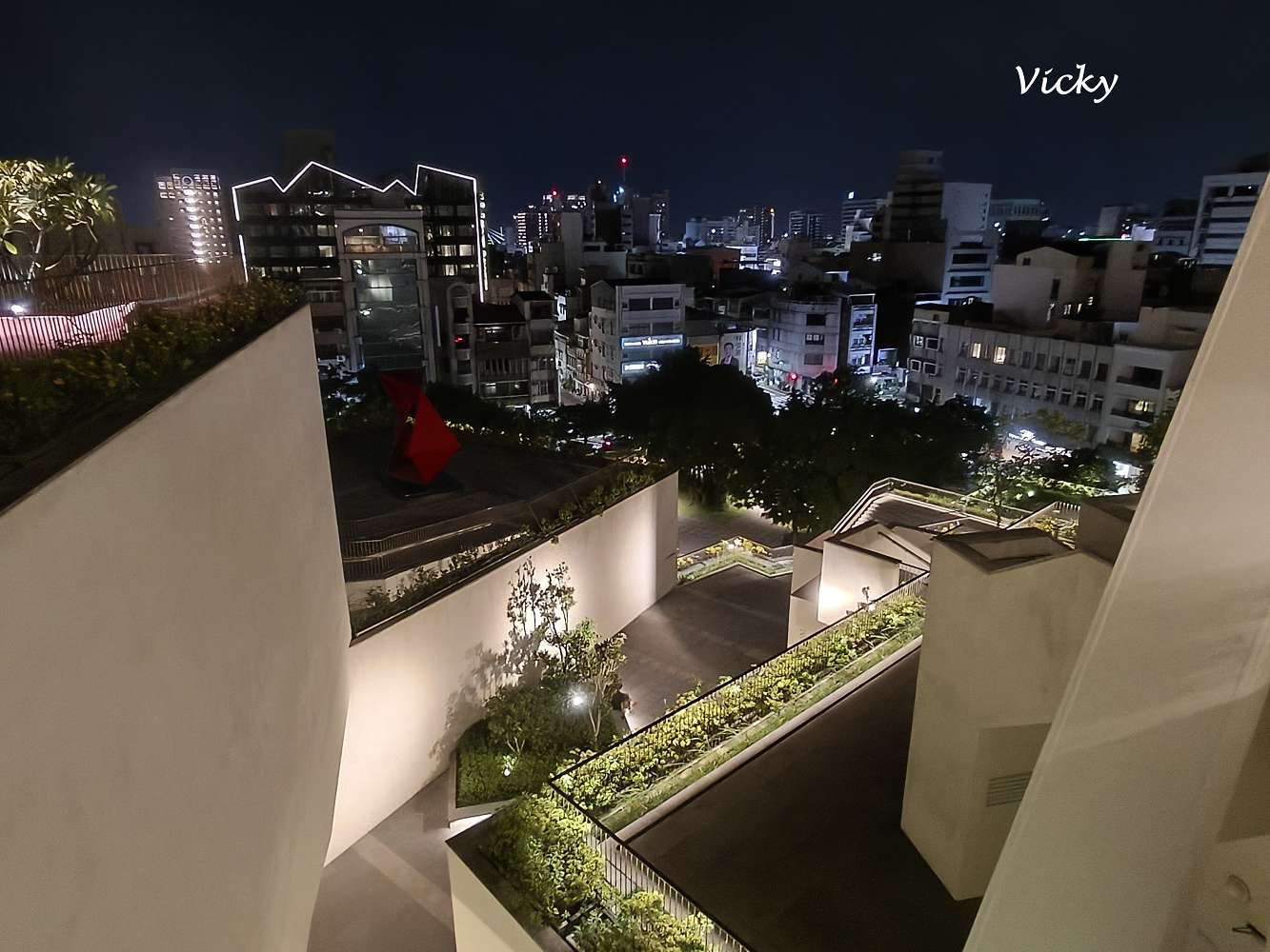 網站近期文章：台南夜景推薦｜台南美術館2館夜景超浪漫！約會賞月、感受黑夜光影與微風